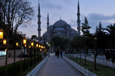 İstanbul 'da akşamları, ilkbaharda mavi cami. Eski park. Mimari anıt. Sultanahmet Camii