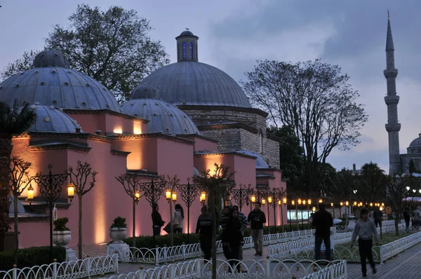 İstanbul 'da akşamları, ilkbaharda mavi cami. Eski park. Mimari anıt. Sultanahmet Camii