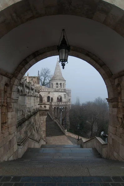 Sisli havada Budapeşte 'de balıkçı kalesi. Doğu Avrupa kültürü, tarihi mimari eserleri. Macaristan tarihi, mimarisi