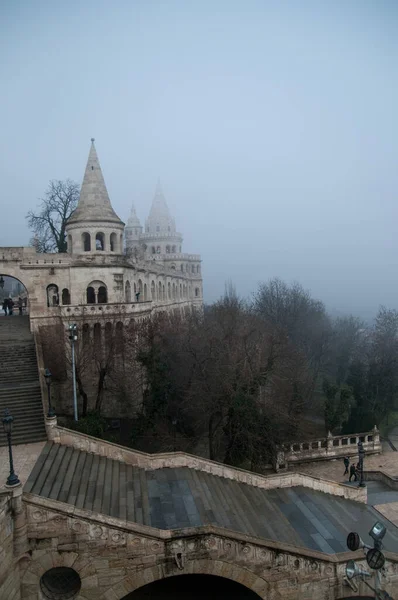 Sisli havada Budapeşte 'de balıkçı kalesi. Doğu Avrupa kültürü, tarihi mimari eserleri. Macaristan tarihi, mimarisi