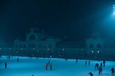Geceleri Budapeşte 'nin mimari anıtları. Doğu Avrupa kültürü, tarihi mimari eserleri. Macaristan tarihi, mimarisi