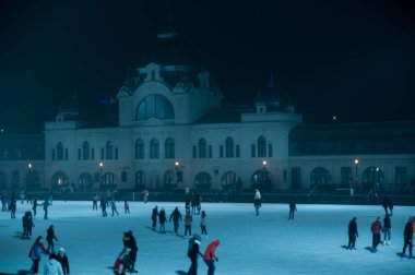 Geceleri Budapeşte 'nin mimari anıtları. Doğu Avrupa kültürü, tarihi mimari eserleri. Macaristan tarihi, mimarisi