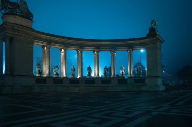 Geceleri Budapeşte 'nin mimari anıtları. Doğu Avrupa kültürü, tarihi mimari eserleri. Macaristan tarihi, mimarisi