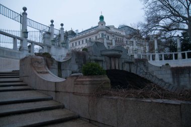 Gece geç saatlerde bulutlu havada Viyana 'nın mimari anıtları. Avrupa kültürü, tarihi mimari eserleri. Avusturya 'nın tarihi, mimarisi