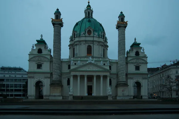 曇天の夜のウィーンの建築物 ヨーロッパ文化 建築の歴史的建造物 歴史やオーストリアの建築は — ストック写真