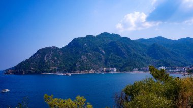Dağlardan ağaçların dallarına doğru Karadeniz manzarası. Turizm. Seyahatler. Dağlara.