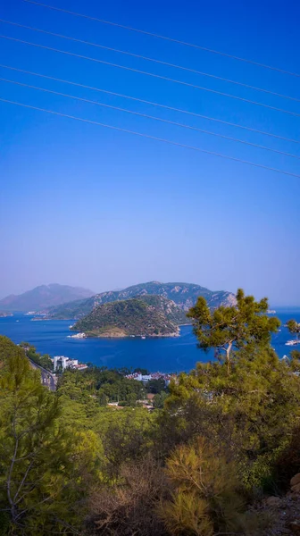 Dağlardan ağaçların dallarına doğru Karadeniz manzarası. Turizm. Seyahatler. Dağlara.