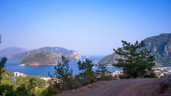 Dağlardan ağaçların dallarına doğru Karadeniz manzarası. Turizm. Seyahatler. Dağlara.