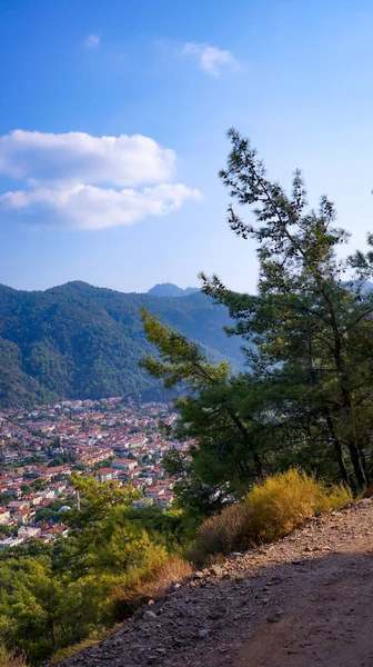 Dağlardan ağaçların dallarına doğru Karadeniz manzarası. Turizm. Seyahatler. Dağlara.