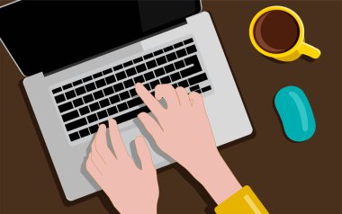 bilgisayar, telefon, kulaklık ve defterlerle çevrimiçi eğitim