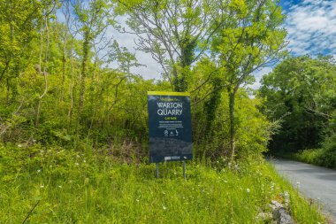 11.06.2022 Silverdale, Lancashire, UK.Warton Crag, İngiltere 'nin Lancashire eyaletinin kuzeybatısında yer alan bir kireçtaşı tepe. Lancaster bölgesinde, Warton köyünün kuzey batısında yer alır..