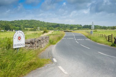 Silverdale Lancashire 'ın kuzey batı ucunda Lancaster ve Kendal arasında yer almaktadır. Silverdale 'in kuzeyinde Arnside ve Arnside var. Silverdale 'in güneyinde Warton ve Carnforth var.