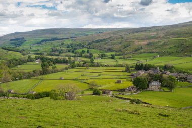 27.05.2022 Muker, Swaledale, Kuzey Yorkshire, Uk. Yorkshire Dales 'de, Kırlangıç Burnu' nun yukarısından Muker Köyü.