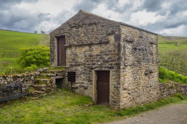 27.05.2022 Keld, Swaledale, Kuzey Yorkshire, Uk. Yorkshire Dales, Keld yakınlarındaki ahır ve ahır.