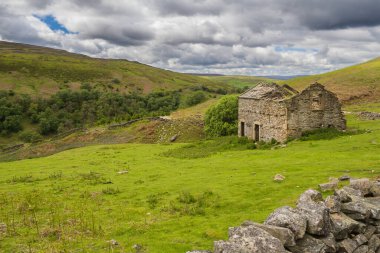 27.05.2022 Muker, Swaledale, Kuzey Yorkshire, Uk. Pennine yolunda kullanılmayan ahır Muker 'den Keld' e doğru gidiyor.