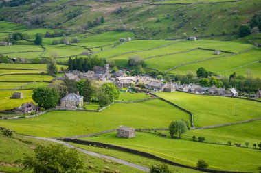 27.05.2022 Muker, Swaledale, Kuzey Yorkshire, Uk. Yorkshire Dales 'de, Kırlangıç Burnu' nun yukarısından Muker Köyü.