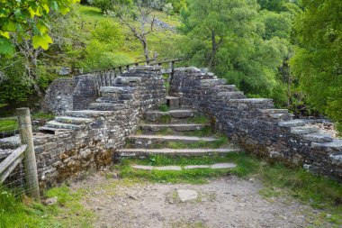 Yorkshire Dales 'de Muker yakınlarındaki Swale nehri üzerinde bir köprü.