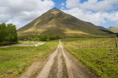 Batı Highland Yolu, İskoçya 'da bulunan ve Long Distance Route' un resmi statüsüne sahip doğrusal bir uzun yol yoludur. 96.0 mil uzunluğunda..
