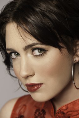 Kırmızı dudaklar ve göz kalemi ile güzel bir kadın