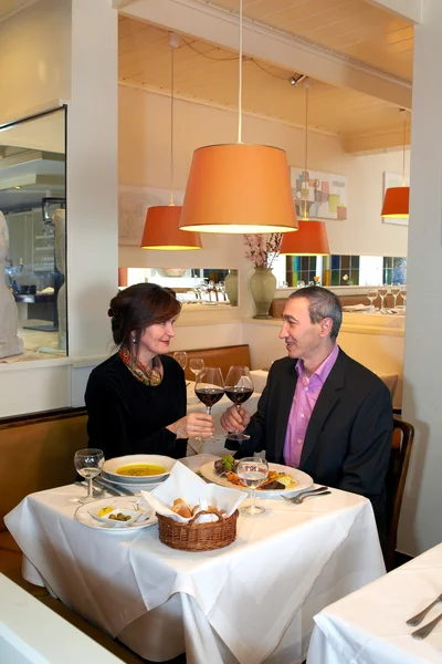 Disfrutando de una cena romántica — Foto de Stock