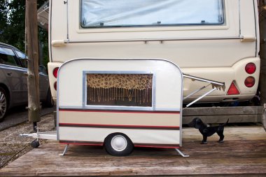 bir köpek için küçük model karavan.