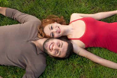 mutlu bir çift çimlere bırakmasını aşık