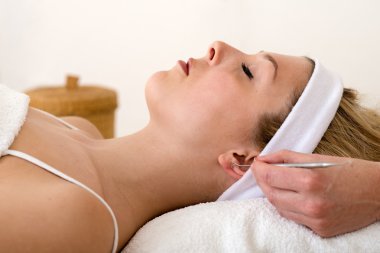 auriculotherapy teknikleri uygulayarak homeopath.