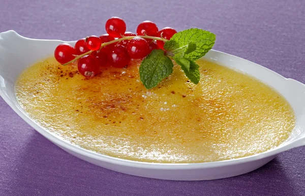 Crème brulee with red currant — 图库照片