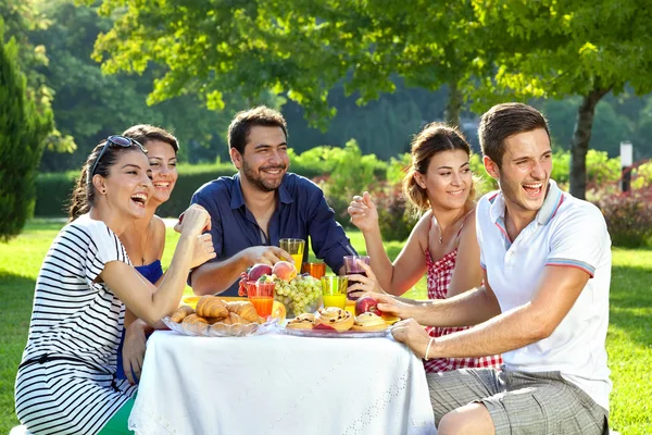 Familienmitglieder lachen — Stockfoto