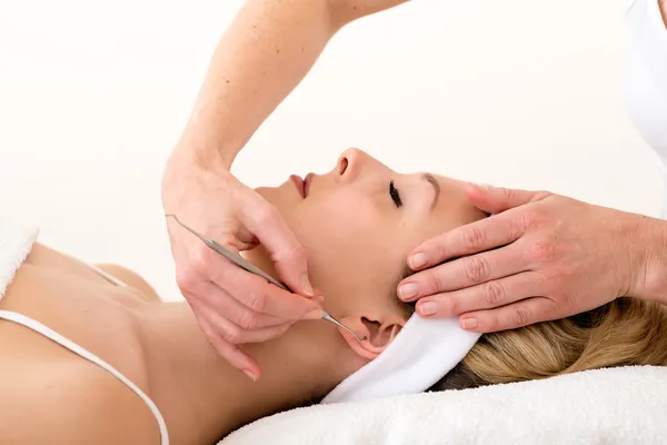 kulak akupunktur teknikleri kullanarak homeopath.