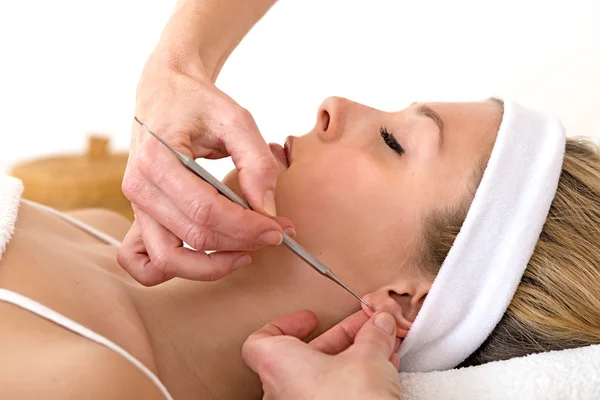 Alternative practitioner using auriculotherapy techniques. — Stock Photo, Image