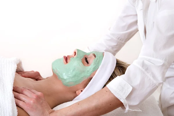 Mujer disfruta de un masaje y tratamiento de belleza facial . — Foto de Stock