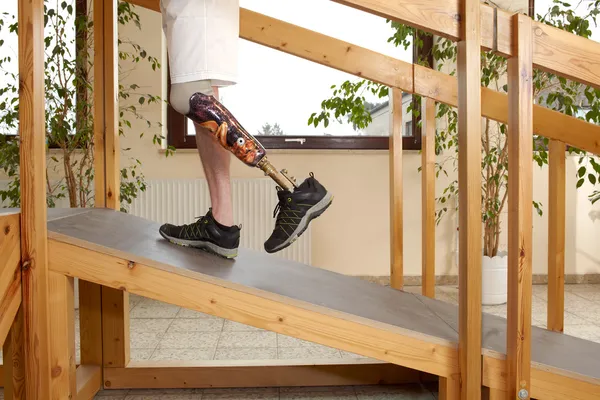 Entrenamiento del portador de prótesis masculino para caminar cuesta arriba Imagen De Stock