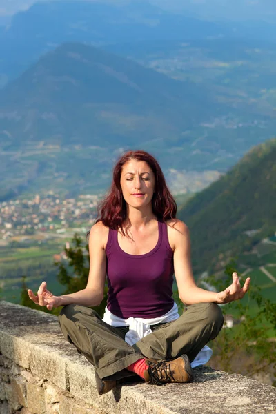 Vrouw mediteren in de Alpen. — Stockfoto