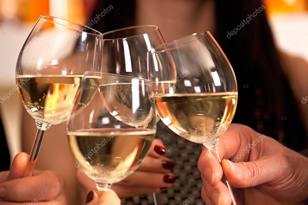 http://st.depositphotos.com/2531221/2977/i/950/depositphotos_29777693-Clicking-glasses-with-white-wine..jpg