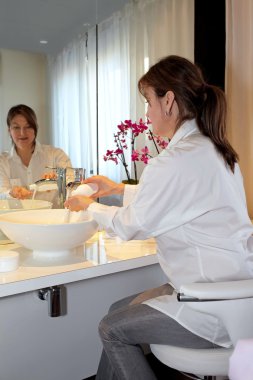 Spa olanakları kullanarak erkek