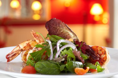 kızarmış karides ile karışık salata
