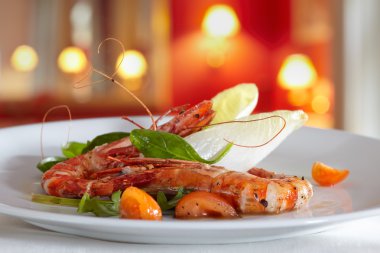karışık salata ve domates ile kızarmış karides