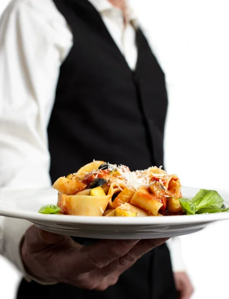 Cameriere serve pasta — Foto Stock
