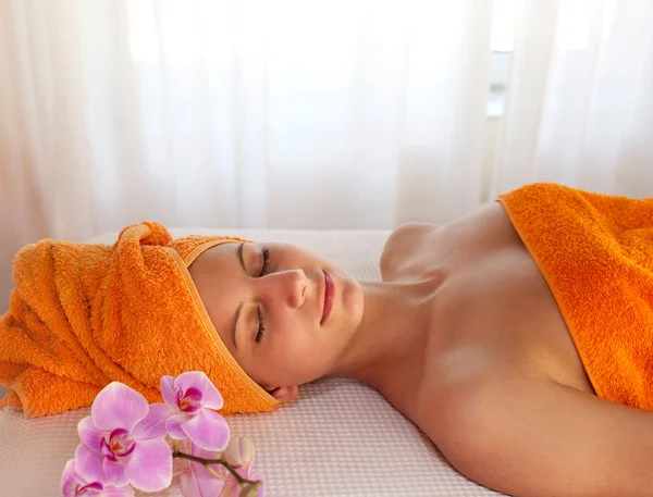 Enjoying a relaxing spa treatment — Stock Photo, Image