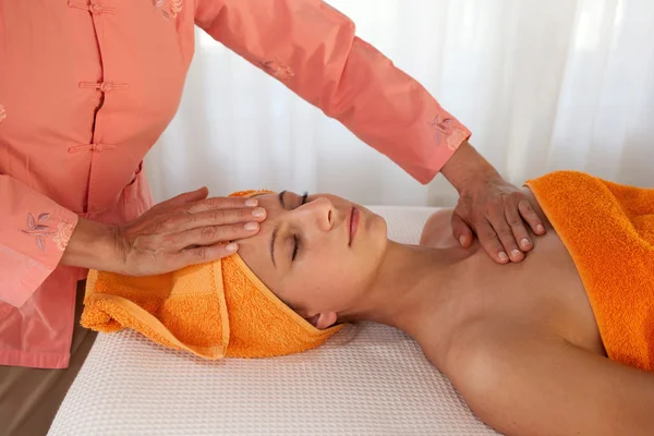 Schoonheid therapeut geven gezichtsmassage — Stockfoto