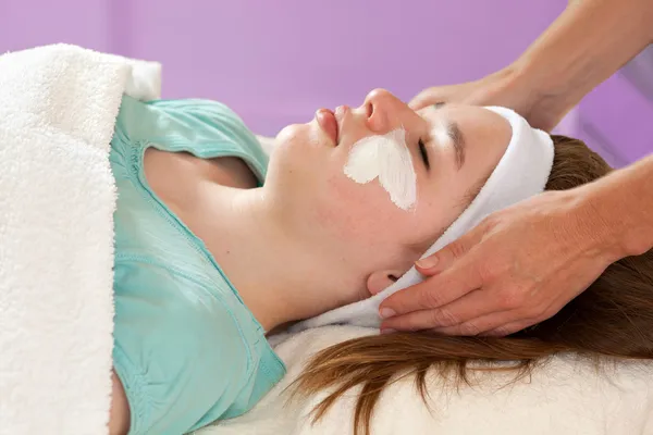 Practicante haciendo Química Peel Juventud — Foto de Stock