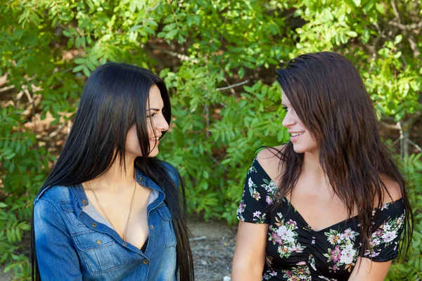 Two women staring at each other — Stock Photo, Image