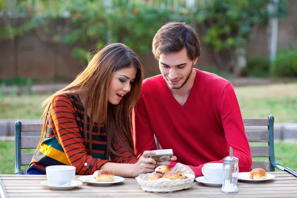 Jong stel dat koffie drinkt — Stockfoto