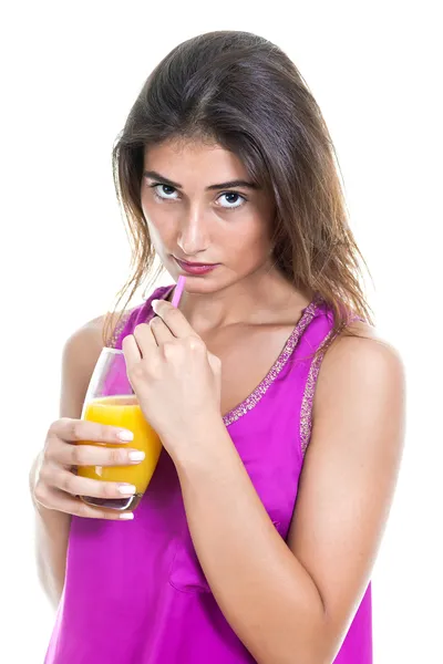 Hermosa joven en camisa púrpura bebiendo jugo de naranja . — Foto de Stock