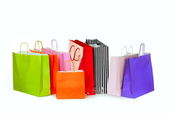 Bolsas de compras coloridas aisladas en blanco . — Foto de Stock