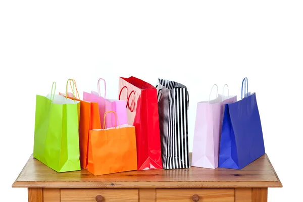 Bolsas de compras coloridas en mesa de madera . —  Fotos de Stock