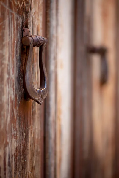 Iki eski kapı tokmakları, yakın çekim — Stok fotoğraf