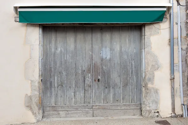 Puerta de garaje doble vieja — Foto de Stock