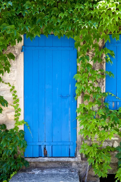 Schöne alte Hausfront - Stockfotografie: lizenzfreie Fotos © belahoche